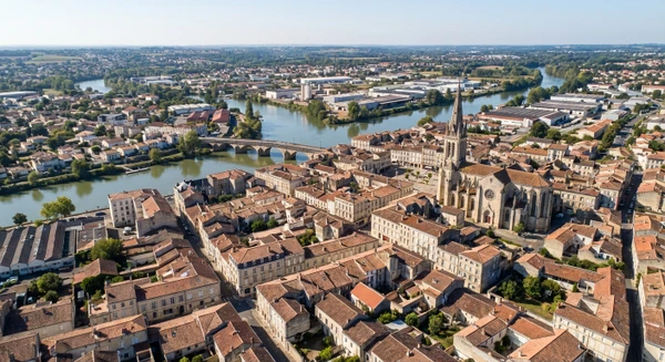 Vue aérienne ou photograph réelle de la ville de Libourne en Gironde montrant le paysage urbain et architectural caractéristique de la région, avec les toitures et bâtiments visibles d'en haut ou de loin, illustrant le territoire d'intervention de l'entreprise d'étanchéité et bardage.